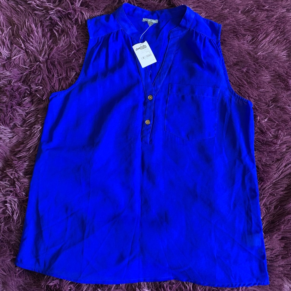 Lightweight sleeveless top